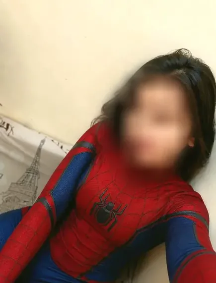 Özlem, 25