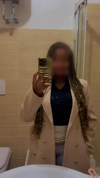 Yvonne, 27
